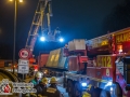 Auf der Köhlbrandbrücke von Waltershof kommend rutschte einem LKW-Fahrer der Container fast vom Auflieger. Einzig durch zwei Haken konnte ein umstürzen verhindert werden. Der Container wurde mittels Feuerwehrkran angehoben und richtig auf den Sattelschlepper verlastet. Der Fahrer konnte seine Fahrt unter Polizeibegleitung fortsetzen. Ursache ist vermutlich falsch sitzende Sicherungspunkte bzw. nicht Benutzung dieser Sicherungspunkte. Die Köhlbrandbrücke wurde stadteinwärts für ca 1,5h gesperrt Foto: Dominick Waldeck