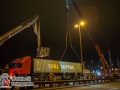 Auf der Köhlbrandbrücke von Waltershof kommend rutschte einem LKW-Fahrer der Container fast vom Auflieger. Einzig durch zwei Haken konnte ein umstürzen verhindert werden. Der Container wurde mittels Feuerwehrkran angehoben und richtig auf den Sattelschlepper verlastet. Der Fahrer konnte seine Fahrt unter Polizeibegleitung fortsetzen. Ursache ist vermutlich falsch sitzende Sicherungspunkte bzw. nicht Benutzung dieser Sicherungspunkte. Die Köhlbrandbrücke wurde stadteinwärts für ca 1,5h gesperrt Foto: Dominick Waldeck