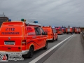 Am Freitagnachmittag kam es auf der Autobahn A1 in Höhe Moorfleet zu einem schweren Verkehrsunfall zwischen einem Skoda Fabia und einem LKW. Der Skoda fuhr aus bislang unbekannter ursache auf den LKW auf und steckte unter dem Auflieger fest. Feuerwehrleute mussten den eingeklemmten Fahrer aus seiner Zwangslage befreien. Er wurde durch einen Notarzt und den Notfallsanitätern der Feuerwehr Hamburg medizinisch erstversorgt und kam anschließend in ein Krankenhaus. Hinter dem unfall bildete sich ein kilometerlanger Stau, der glücklicherweise über die Fahrbahnen des Kreuz Ost halbwegs abgeleitet werden konnte. Die Polizei musste Autofahrer auffordern nicht zu Gaffen und weiter zu Fahren. Foto: Dominick Waldeck