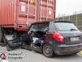 Am Freitagnachmittag kam es auf der Autobahn A1 in Höhe Moorfleet zu einem schweren Verkehrsunfall zwischen einem Skoda Fabia und einem LKW. Der Skoda fuhr aus bislang unbekannter ursache auf den LKW auf und steckte unter dem Auflieger fest. Feuerwehrleute mussten den eingeklemmten Fahrer aus seiner Zwangslage befreien. Er wurde durch einen Notarzt und den Notfallsanitätern der Feuerwehr Hamburg medizinisch erstversorgt und kam anschließend in ein Krankenhaus. Hinter dem unfall bildete sich ein kilometerlanger Stau, der glücklicherweise über die Fahrbahnen des Kreuz Ost halbwegs abgeleitet werden konnte. Die Polizei musste Autofahrer auffordern nicht zu Gaffen und weiter zu Fahren. Foto: Dominick Waldeck