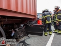 Am Freitagnachmittag kam es auf der Autobahn A1 in Höhe Moorfleet zu einem schweren Verkehrsunfall zwischen einem Skoda Fabia und einem LKW. Der Skoda fuhr aus bislang unbekannter ursache auf den LKW auf und steckte unter dem Auflieger fest. Feuerwehrleute mussten den eingeklemmten Fahrer aus seiner Zwangslage befreien. Er wurde durch einen Notarzt und den Notfallsanitätern der Feuerwehr Hamburg medizinisch erstversorgt und kam anschließend in ein Krankenhaus. Hinter dem unfall bildete sich ein kilometerlanger Stau, der glücklicherweise über die Fahrbahnen des Kreuz Ost halbwegs abgeleitet werden konnte. Die Polizei musste Autofahrer auffordern nicht zu Gaffen und weiter zu Fahren. Foto: Dominick Waldeck