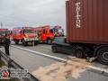 Am Freitagnachmittag kam es auf der Autobahn A1 in Höhe Moorfleet zu einem schweren Verkehrsunfall zwischen einem Skoda Fabia und einem LKW. Der Skoda fuhr aus bislang unbekannter ursache auf den LKW auf und steckte unter dem Auflieger fest. Feuerwehrleute mussten den eingeklemmten Fahrer aus seiner Zwangslage befreien. Er wurde durch einen Notarzt und den Notfallsanitätern der Feuerwehr Hamburg medizinisch erstversorgt und kam anschließend in ein Krankenhaus. Hinter dem unfall bildete sich ein kilometerlanger Stau, der glücklicherweise über die Fahrbahnen des Kreuz Ost halbwegs abgeleitet werden konnte. Die Polizei musste Autofahrer auffordern nicht zu Gaffen und weiter zu Fahren. Foto: Dominick Waldeck