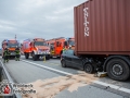 Am Freitagnachmittag kam es auf der Autobahn A1 in Höhe Moorfleet zu einem schweren Verkehrsunfall zwischen einem Skoda Fabia und einem LKW. Der Skoda fuhr aus bislang unbekannter ursache auf den LKW auf und steckte unter dem Auflieger fest. Feuerwehrleute mussten den eingeklemmten Fahrer aus seiner Zwangslage befreien. Er wurde durch einen Notarzt und den Notfallsanitätern der Feuerwehr Hamburg medizinisch erstversorgt und kam anschließend in ein Krankenhaus. Hinter dem unfall bildete sich ein kilometerlanger Stau, der glücklicherweise über die Fahrbahnen des Kreuz Ost halbwegs abgeleitet werden konnte. Die Polizei musste Autofahrer auffordern nicht zu Gaffen und weiter zu Fahren. Foto: Dominick Waldeck