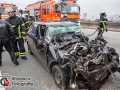 Am Freitagnachmittag kam es auf der Autobahn A1 in Höhe Moorfleet zu einem schweren Verkehrsunfall zwischen einem Skoda Fabia und einem LKW. Der Skoda fuhr aus bislang unbekannter ursache auf den LKW auf und steckte unter dem Auflieger fest. Feuerwehrleute mussten den eingeklemmten Fahrer aus seiner Zwangslage befreien. Er wurde durch einen Notarzt und den Notfallsanitätern der Feuerwehr Hamburg medizinisch erstversorgt und kam anschließend in ein Krankenhaus. Hinter dem unfall bildete sich ein kilometerlanger Stau, der glücklicherweise über die Fahrbahnen des Kreuz Ost halbwegs abgeleitet werden konnte. Die Polizei musste Autofahrer auffordern nicht zu Gaffen und weiter zu Fahren. Foto: Dominick Waldeck