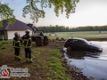 Eine 55-jährige Frau aus Hamburg war am frühen Sonntagmorgen mit ihrem BMW 1er in Hamburg auf Unfallfahrt. Zuerst fuhr sie auf einen anderen PKW am Krohnstieg auf und flüchtete dann ohne zu halten. Die Frau schaffte es bis in den Meiendorfer Mühlenweg und geriet in einer Rechtskurve von der Fahrbahn ab. Sie durchbrach zwei Gartenzäune und landete schließlich in einem Teich. Ein Feuerwehrmann in einer Wathose rettete die Unfallfahrerin. Bei der Untersuchung stellte der Notarzt fest, dass die Frau verwirrt und eine neurologische Erkrankung nicht auszuschließen sei. Die Frau kam in ein Krankenhaus. Mit dem Traktor des Anwohners wurde dann noch der PKW aus dem Teich geborgen und zur Straße geschleppt. Foto: Dominick Waldeck