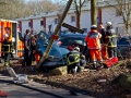 PKW gegen Laterne in Berne - 1 Person schwer verletzt und eingeklemmt