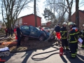 PKW gegen Laterne in Berne - 1 Person schwer verletzt und eingeklemmt