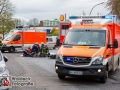 Am Sonntagmittag kam es auf dem Ruwoldtweg in Hamburg-Steilshoop zu einem schweren Verkehrsunfall. Ein Mercedesfahrer verlor aus bislang ungeklärter Ursache die Kontrolle über sein Fahrzeug und fuhr in einer Linkskurve geradeaus in ein Bürogebäude. Der Fahrer wurde so schwer verletzt, dass er reanimiert werden musste. Sein Beifahrer und eine Frau auf der Rücksitzbank wurden ebenfalls schwer verletzt. Bei der Durchsung des Fahrzeuges fanden Polizisten Drogen und mehrere Hundert Euro in Bar. Ob Drogen für den Unfall verantwortlich waren, ist Gegenstand der polizeilichen Ermittlungen. Foto: Dominick Waldeck