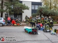 Am Sonntagmittag kam es auf dem Ruwoldtweg in Hamburg-Steilshoop zu einem schweren Verkehrsunfall. Ein Mercedesfahrer verlor aus bislang ungeklärter Ursache die Kontrolle über sein Fahrzeug und fuhr in einer Linkskurve geradeaus in ein Bürogebäude. Der Fahrer wurde so schwer verletzt, dass er reanimiert werden musste. Sein Beifahrer und eine Frau auf der Rücksitzbank wurden ebenfalls schwer verletzt. Bei der Durchsung des Fahrzeuges fanden Polizisten Drogen und mehrere Hundert Euro in Bar. Ob Drogen für den Unfall verantwortlich waren, ist Gegenstand der polizeilichen Ermittlungen. Foto: Dominick Waldeck