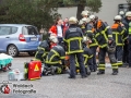 Am Sonntagmittag kam es auf dem Ruwoldtweg in Hamburg-Steilshoop zu einem schweren Verkehrsunfall. Ein Mercedesfahrer verlor aus bislang ungeklärter Ursache die Kontrolle über sein Fahrzeug und fuhr in einer Linkskurve geradeaus in ein Bürogebäude. Der Fahrer wurde so schwer verletzt, dass er reanimiert werden musste. Sein Beifahrer und eine Frau auf der Rücksitzbank wurden ebenfalls schwer verletzt. Bei der Durchsung des Fahrzeuges fanden Polizisten Drogen und mehrere Hundert Euro in Bar. Ob Drogen für den Unfall verantwortlich waren, ist Gegenstand der polizeilichen Ermittlungen. Foto: Dominick Waldeck