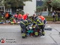 Am Sonntagmittag kam es auf dem Ruwoldtweg in Hamburg-Steilshoop zu einem schweren Verkehrsunfall. Ein Mercedesfahrer verlor aus bislang ungeklärter Ursache die Kontrolle über sein Fahrzeug und fuhr in einer Linkskurve geradeaus in ein Bürogebäude. Der Fahrer wurde so schwer verletzt, dass er reanimiert werden musste. Sein Beifahrer und eine Frau auf der Rücksitzbank wurden ebenfalls schwer verletzt. Bei der Durchsung des Fahrzeuges fanden Polizisten Drogen und mehrere Hundert Euro in Bar. Ob Drogen für den Unfall verantwortlich waren, ist Gegenstand der polizeilichen Ermittlungen. Foto: Dominick Waldeck