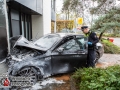 Am Sonntagmittag kam es auf dem Ruwoldtweg in Hamburg-Steilshoop zu einem schweren Verkehrsunfall. Ein Mercedesfahrer verlor aus bislang ungeklärter Ursache die Kontrolle über sein Fahrzeug und fuhr in einer Linkskurve geradeaus in ein Bürogebäude. Der Fahrer wurde so schwer verletzt, dass er reanimiert werden musste. Sein Beifahrer und eine Frau auf der Rücksitzbank wurden ebenfalls schwer verletzt. Bei der Durchsung des Fahrzeuges fanden Polizisten Drogen und mehrere Hundert Euro in Bar. Ob Drogen für den Unfall verantwortlich waren, ist Gegenstand der polizeilichen Ermittlungen. Foto: Dominick Waldeck