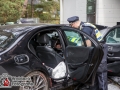 Am Sonntagmittag kam es auf dem Ruwoldtweg in Hamburg-Steilshoop zu einem schweren Verkehrsunfall. Ein Mercedesfahrer verlor aus bislang ungeklärter Ursache die Kontrolle über sein Fahrzeug und fuhr in einer Linkskurve geradeaus in ein Bürogebäude. Der Fahrer wurde so schwer verletzt, dass er reanimiert werden musste. Sein Beifahrer und eine Frau auf der Rücksitzbank wurden ebenfalls schwer verletzt. Bei der Durchsung des Fahrzeuges fanden Polizisten Drogen und mehrere Hundert Euro in Bar. Ob Drogen für den Unfall verantwortlich waren, ist Gegenstand der polizeilichen Ermittlungen. Foto: Dominick Waldeck