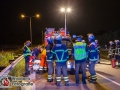 Aus bislang ungeklärter Ursache geriet ein Audifahrer am späten Freitagabend gegen die Leitplanke auf der Zeppelinstraße. Er konnte selbst nicht mehr aussteigen, weil die Tür klemmte. Feuerwehrleute versorgten den Mann im Auto und befreiten ihn anschließend. Der Fahrer kam in ein Krankenhaus. Die Zeppelinstraße wurde für die Zeit des Unfalls stadteinwärts gesperrt.  Fotos: Dominick Waldeck