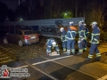 Aus bislang unbekannter Ursache bog ein Mann mit einem Car-Sharing Auto zu früh ab und landete im Gleisbett der Regionalbahn. Zum Glück herrschte kein Zugverkehr und der Mann konnte sein Auto verlassen. Die Feuerwehr zog das Fahrzeug mit Hilfe einer Seilwinde aus den Gleisen und parkte es am Straßenrand. Während der Bergungsmaßnahmen wollte ein Mann immer wieder den Bahnübergang überqueren und den Maßnahmen zuschauen. Nach mehrfachem Aufforderungen der Polizei den Bereich zu verlassen, versuchte der Mann es mit Anlauf. Er konnte durch die Polizisten gestoppt werden und wurde anschließend in Gewahrsam genommen. Foto: Dominick Waldeck