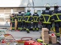 Ein 88-jähriger Autofahrer stürzte aus bislang unbekannter Ursache mit seinem Pkw aus einem Parkhaus des Mundsberg Center in Hamburg Barmbek. Den Sturz von ca. 15m überlebte der Mann nicht. Die Leichenbergung gestaltete sich schwierig, da das Autowrack auf weniger als einen Meter Höhe zusammengestaucht war. Ein Kriseninterventionstem betreute die Augenzeugen des Unfalls. Foto: Dominick Waldeck