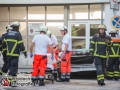Ein 88-jähriger Autofahrer stürzte aus bislang unbekannter Ursache mit seinem Pkw aus einem Parkhaus des Mundsberg Center in Hamburg Barmbek. Den Sturz von ca. 15m überlebte der Mann nicht. Die Leichenbergung gestaltete sich schwierig, da das Autowrack auf weniger als einen Meter Höhe zusammengestaucht war. Ein Kriseninterventionstem betreute die Augenzeugen des Unfalls. Foto: Dominick Waldeck
