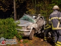 Am späten Sonntagabend kam es auf der Bergstedter Chaussee zu einem schweren Verkehrsunfall. Ein Hamburger geriet aus bislang ungeklärter Ursache nach von der Fahrbahn. Sein VW Golf touchierte dabei einen Straßenbaum bevor dieser gegen eine Laterne prallte. Das Fahrzeug flog weiter bis in eine Einfahrt, wo es auf einen Stapel Gehwegplatten zum Stehen kam.  Die Peitschenlaterne fiel um. Der Fahrer wurde stark in seinem deformiertem PKW eingeklemmt und musste durch die Feuerwehr mittels hydraulischen Rettungsgerät befreit werden. Er kam  schwerstverletzt in ein Notfallkrankenhaus. Weitere Personen wurden nicht in Mitleidenschaft gezogen. Foto: Dominick Waldeck