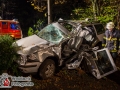 Am späten Sonntagabend kam es auf der Bergstedter Chaussee zu einem schweren Verkehrsunfall. Ein Hamburger geriet aus bislang ungeklärter Ursache nach von der Fahrbahn. Sein VW Golf touchierte dabei einen Straßenbaum bevor dieser gegen eine Laterne prallte. Das Fahrzeug flog weiter bis in eine Einfahrt, wo es auf einen Stapel Gehwegplatten zum Stehen kam.  Die Peitschenlaterne fiel um. Der Fahrer wurde stark in seinem deformiertem PKW eingeklemmt und musste durch die Feuerwehr mittels hydraulischen Rettungsgerät befreit werden. Er kam  schwerstverletzt in ein Notfallkrankenhaus. Weitere Personen wurden nicht in Mitleidenschaft gezogen. Foto: Dominick Waldeck