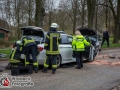 Auf der Dorfstraße in Bünningstedt/Ammersbek kam es am Samstagmorgen zu einem schweren Unfall zwischen zwei PKWs. In einer scharfen Rechtskurve verlor ein BMW 5er die Kontrolle und geriet in den Gegenverkehr. Der entgegenkommende Skoda versuchte noch über den Grünstreifen auszuweichen, doch es kam zur Kollision. Zwei weibliche Insassen des BMWs wurder schwerer verletzt und mussten in ein Krankenhaus befördert werden. Die restlichen 3 Insassen sowie der Skoda Fahrer verblieben mit einem Schock an der Unfallstelle. Auslöser für den Kontrollverlust war vermutlich der Kontakt zum Bordstein und die Fahrbahnverhältnisse aufgrund des leichten Nieselregens.  Foto: Dominick Waldeck