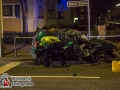 Am frühen Samstagmorgen gegen 04 Uhr kam es auf der Tilsiter Straße zu einem folgeschweren Unfall.  Ein Motorradfahrer fuhr mit seinem Motorrad scheinbar ungebremst gegen einen Polo. Hinzu kam, dass der Polo ersten Erkenntnissen nach links in die Straße Voßkuhlen abbiegen wollte. Vermutlich wurde das Motorrad übersehen und es kam zur Kollision. Der Motorradfahrer wurde über das Auto geschleudert und prallte gegen eine Ampel. Er verstarb noch bevor die Retter eintrafen. Seine 19-jährige Sozia wurde etwa 25 Meter weit auf die Straße geschleudert.  Sie wurde durch einen Notarzt stabilisiert und kam mit einem Polytrauma in ein Notfallkrankenhaus. Die drei Insassen des Polos konnten durch Ersthelfer aus dem Wrack befreit werden. Sie kamen ebenfalls mit Verletzungen in ein Krankenhaus. Anhand der Verformung am Auto kann man von Glück sprechen, dass es hier nicht noch mehr Tote gegeben hat. Foto: Dominick Waldeck