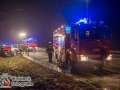 Ein Litauischer Autotransporter rammte am Freitagabend zwei Fahrzeuge von der Bundesautobahn 1 kurz vor der Raststätte Buddikate. Der LKW kollidierte aus bislang ungeklärter mit einen VW Sharan, der wiederum einen Opel Corsa traf. Beide PKW flogen von der Fahrbahn und rammten ein Haus am Straßenrand. Die Fahrer der PKWs wurden zum Glück nur leicht verletzt und wurden vom Rettungsdienst behandelt. Wie es zu dem Unfall kam ist bislang noch unklar. Die Polizei hat die Ermittlungen aufgenommen. Ob es an der Glätte auf der Fahrbahn lag ist derzeit nicht auszuschließen. Foto: Dominick Waldeck