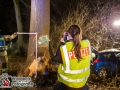 Am Dienstagabend kam es auf der Kayhuder Straße in Höhe des Heinrich-Sengelmann-Krankenhauses in Bargfeld-Stegen zu einem tödlichen Unfall. Ein Mitsubishi Fahrer um die 30 Jahre alt, kollidierte aus bislang unbekannter Ursache frontal mit einem Straßenbaum. Der Vorderwagen des Kleinwagen wurde massivst zusammengedrückt. Bei Eintreffen der ersten Einsatzkräfte war der Fahrer bereits tot. Er wurde mithilfe von schwerem technischem Gerät aus dem Wrack geborgen. Die B75 wurde mehrere Stunden gesperrt. Foto: Dominick Waldeck