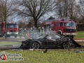 Aus bislang unbekannter Ursache kam es auf der Orstumgehung Siek zu einem tödlichen Verkehrsunfall. Eine Mercedes E-Klasse kollidierte frontal mit einem BMW M6. Der BMW fing sofort Feuer und brannte vollständig aus. Der Fahrer konnte sich schwerverletzt aus dem brennendem Wrack retten. Für den Beifahrer kam jede Hilfe zu spät. Die drei Insassen im Mercedes wurden ebenfalls verletzt und mussten in ein Krankenhaus. Unter anderem wurden dazu zwei Rettungshubschrauber aus Hamburg eingesetzt. Die Ortsumgehung wurde für mehrere Stunden gesperrt. Foto: Dominick Waldeck