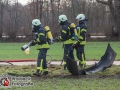 Aus bislang unbekannter Ursache kam es auf der Orstumgehung Siek zu einem tödlichen Verkehrsunfall. Eine Mercedes E-Klasse kollidierte frontal mit einem BMW M6. Der BMW fing sofort Feuer und brannte vollständig aus. Der Fahrer konnte sich schwerverletzt aus dem brennendem Wrack retten. Für den Beifahrer kam jede Hilfe zu spät. Die drei Insassen im Mercedes wurden ebenfalls verletzt und mussten in ein Krankenhaus. Unter anderem wurden dazu zwei Rettungshubschrauber aus Hamburg eingesetzt. Die Ortsumgehung wurde für mehrere Stunden gesperrt. Foto: Dominick Waldeck