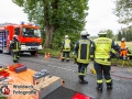 Auf der Hamburger Straße/B75 in Ahrensburg-Wulfsdorf kam es am Samstagvormittag zu einem schweren Verkehrsunfall, bei dem sieben Menschen verletzt wurden. Zwei PKW kollidierten auf regennasser Straße frontal. Die Fahrer wurden in den Wracks eingeklemmt und musste von der Feuerwehr befreit werden. Zwei Rettungshubschrauber und mehrere RTWs waren vor Ort um die Verletzten zu versorgen. Die Hamburger Straße wurde für mehrere Stunden voll gesperrt. Foto: Dominick Waldeck