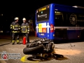 20.09.2016 ca. 23 Uhr - Hamburg-Wandsbek Stein-Hardenberg-Straße. Schwerer Verkehrsunfall zwischen Motorrad und Linienbus am Bahnhof Tonndorf. Bus bog nach ersten Erkenntnissen nach links ab und übersah Motorradfahrer. Dieser war vermutlich zu schnell unterwegs. Es kam zur Kollision. Der Motorradfahrer war sofort tot. Die Helfer der nahegelegenen Feuerwache Wandsbek konnten nichts mehr für das Opfer machen. Straße wurde stadtauswärts gesperrt. Verkehrsunfalldienst ermittelt. Zeugen werden durch Notfallseelsorger betreut. Foto: Dominick Waldeck