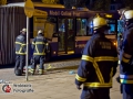 20.09.2016 ca. 23 Uhr - Hamburg-Wandsbek Stein-Hardenberg-Straße. Schwerer Verkehrsunfall zwischen Motorrad und Linienbus am Bahnhof Tonndorf. Bus bog nach ersten Erkenntnissen nach links ab und übersah Motorradfahrer. Dieser war vermutlich zu schnell unterwegs. Es kam zur Kollision. Der Motorradfahrer war sofort tot. Die Helfer der nahegelegenen Feuerwache Wandsbek konnten nichts mehr für das Opfer machen. Straße wurde stadtauswärts gesperrt. Verkehrsunfalldienst ermittelt. Zeugen werden durch Notfallseelsorger betreut. Foto: Dominick Waldeck