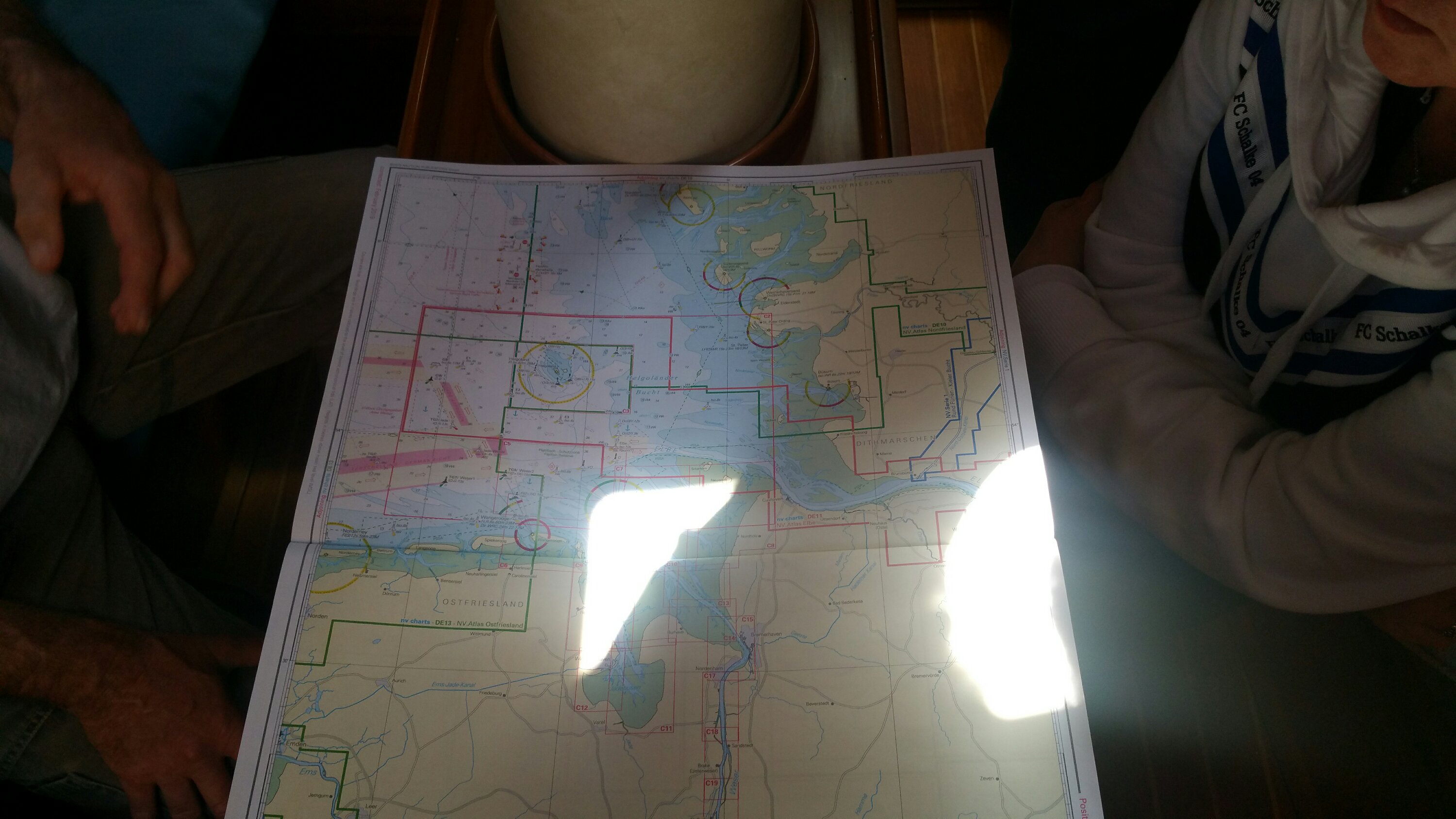 Alt img Anhand der Seekarte wurde die Route besprochen und festgelegt.