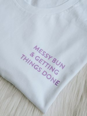 T-shirt messy bun