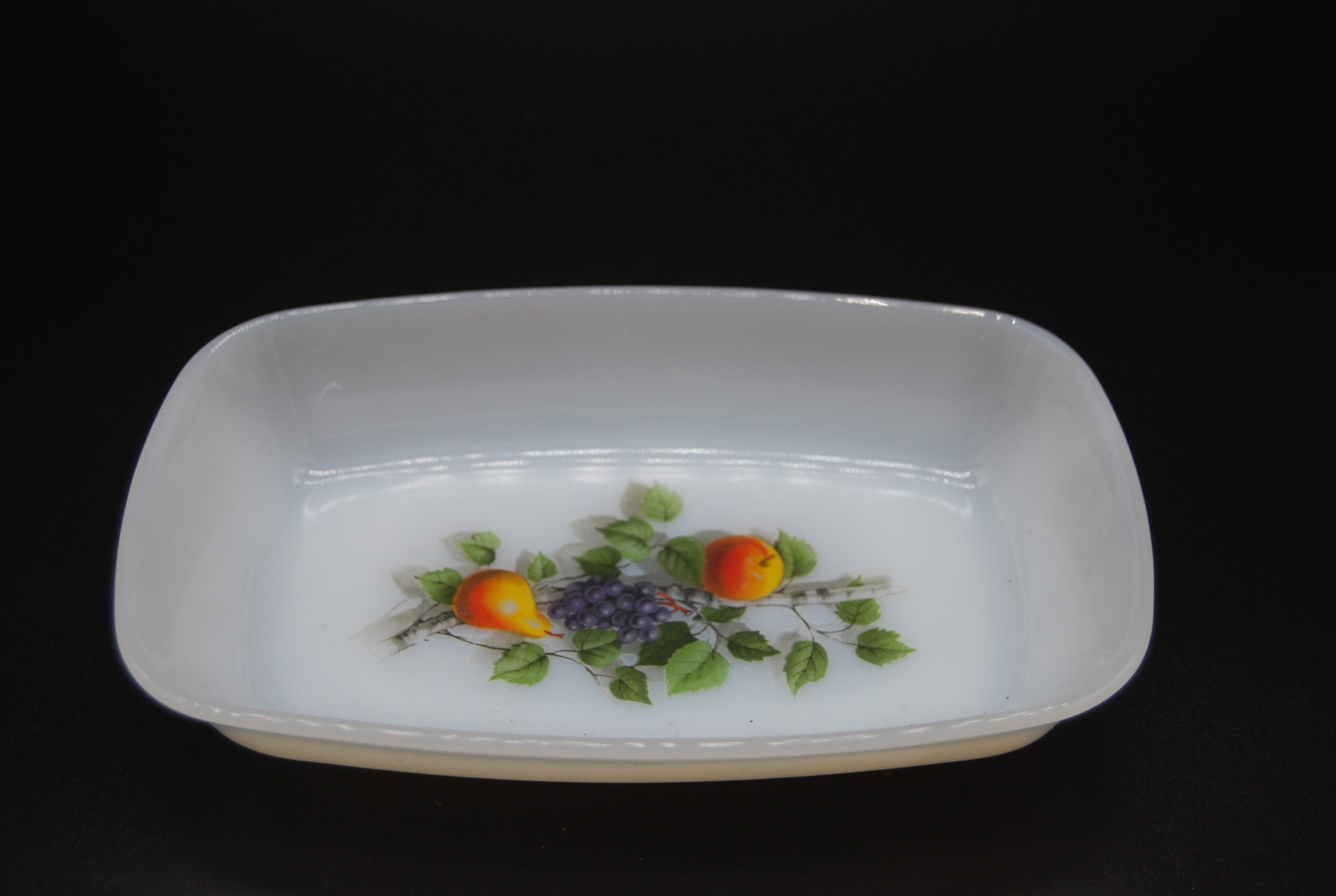 Vintage rechthoekig schaaltje melkglas Arcopal Fruits de France