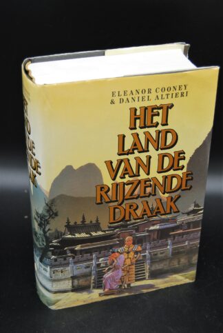 Het land van de rijzende draak, tweedehands boek, goede staat