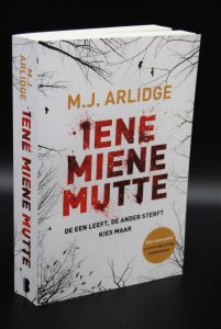 Thriller tweedehands-Iene Miene Mutte-MJ Arlidge