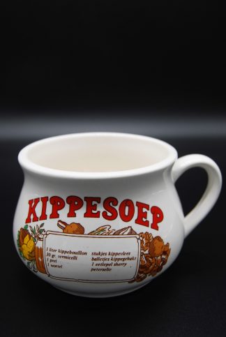 Vintage soepkom kippesoep in rode letters met recept