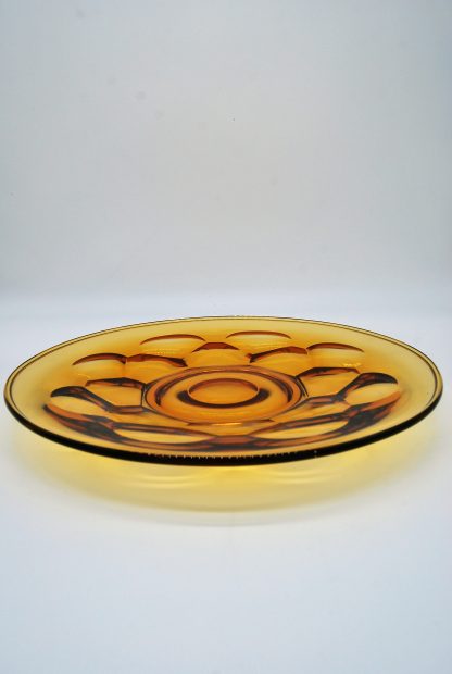 Glazen schaal met relief in glas amberkleur