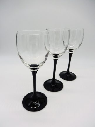 Vintage wijnglas met zwarte steel en voet