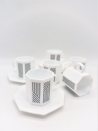Arcopal Octime witte koffiekopjes met zwart lijnenpatroon
