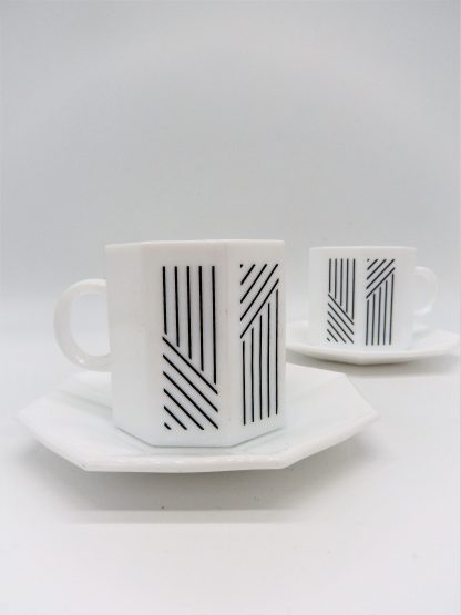 Arcopal octagonal koffie kopje wit met zwart lijnenpatroon