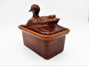 Terrine van keramiek in karamel bruin met afbeelding eend