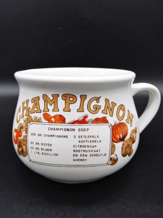 Vintage soepkom champignonrecept met bruine letters