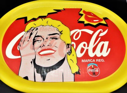 Geel dienblad Coca Cola in Spaans