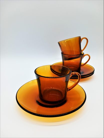 Vintage Duralex espressokopje en schotel in donkere amberkleur