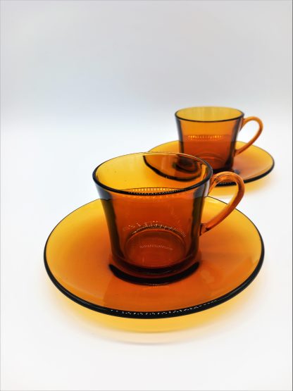 Vintage donker amber Duralex espressokopje en schotel