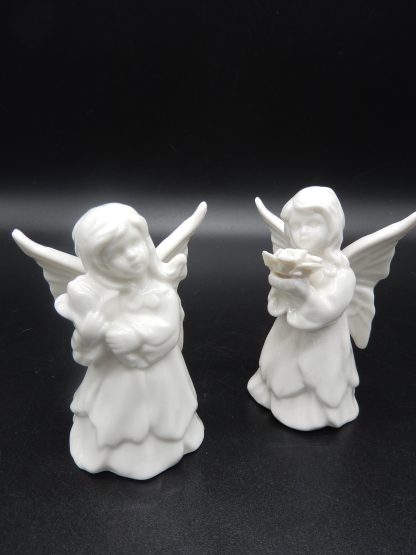 2 wit porseleinen engeltjes met bloemen in de handen