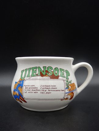 Vintage soepkom met groene letters uiensoep en recept op voorkant