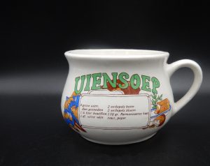 Vintage soepkom uiensoep met recept